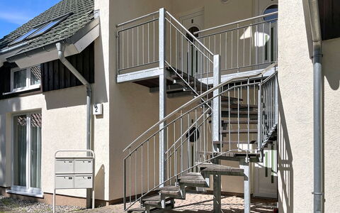 Tonis Strandidyll: Stairs, Handrail, Composite Material, Baluster, Metal, Balcony, Steel, Wood Stain, Hardwood