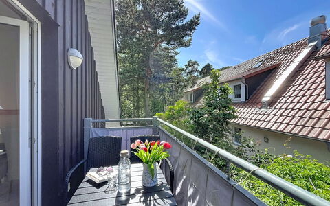 Tonis Strandidyll: Deck, Shade, Balcony, Porch, Handrail, Outdoor Furniture, Hardwood, Chair, Outdoor Table, Houseplant