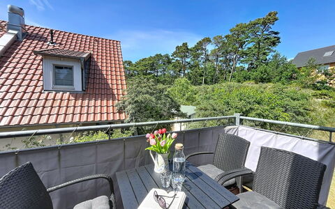 Tonis Strandidyll: Outdoor Furniture, Outdoor Table, Balcony, Chair, Deck, Porch, Flowerpot, Patio, Houseplant, Shade