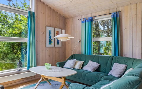 Oke - 1.2Km from the Sea: Wood, Interior Design, Flooring, Floor, Furniture, Ceiling, Room, Wood Flooring, Living Room, Wood Stain