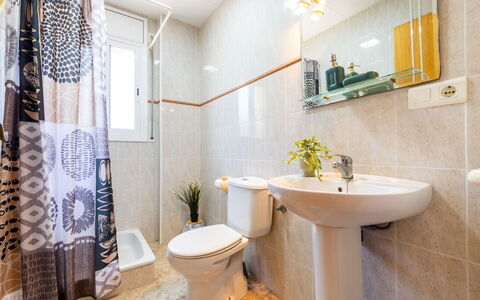 Lisa: Toilet Seat, Toilet, Bathroom, Plumbing Fixture, Flooring, Interior Design, Floor, Plumbing, Sink, Bathroom Sink