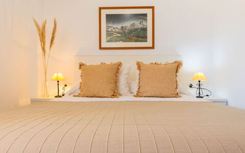 Lisa: Bed, Furniture, Bedding, Interior Design, Bedroom, Bed Sheet, Wall, Floor, Room, Linens