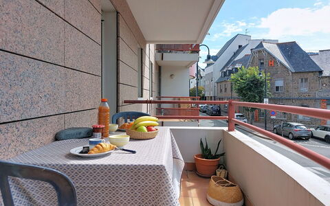 Hotel de Ville: Composite Material, Apartment, Balcony, Condominium, Wood Stain, Tile, Houseplant, Flowerpot, Daylighting