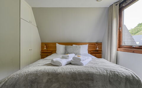 Loch Oich View (Lodge 6): Wood, Flooring, Floor, Bedroom, Interior Design, Bed, Ceiling, Home, Bed Sheet, Bedding