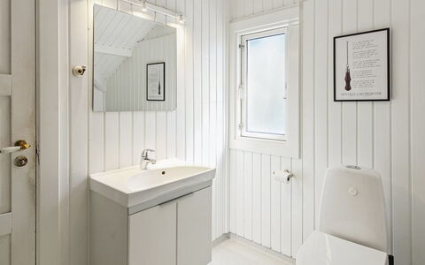 Maini - 30Km from the Sea: Plumbing Fixture, Wood, Flooring, Bathroom, Interior Design, Sink, Floor, Bathroom Sink, Plumbing, Tap
