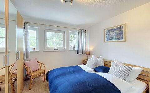 Hohe Kiefern: Furniture, Interior Design, Wall, Bed, Wood, Bedroom, Floor, Flooring, Ceiling, Bed Sheet