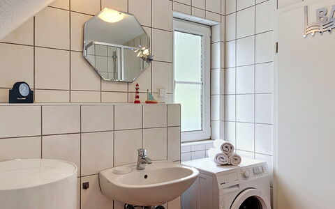 Hohe Kiefern: Plumbing Fixture, Interior Design, Flooring, Floor, Bathroom, Sink, Tap, Plumbing, Ceiling, Bathroom Sink