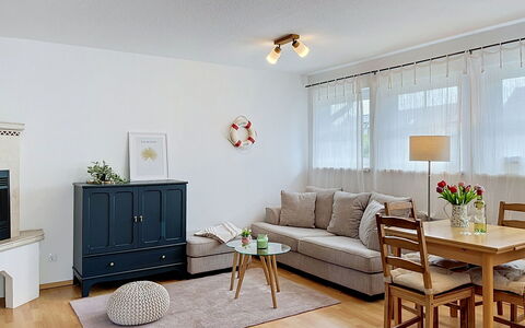 Hohe Kiefern: Furniture, Interior Design, Couch, Flooring, Wall, Floor, Wood, Ceiling, Living Room, Room