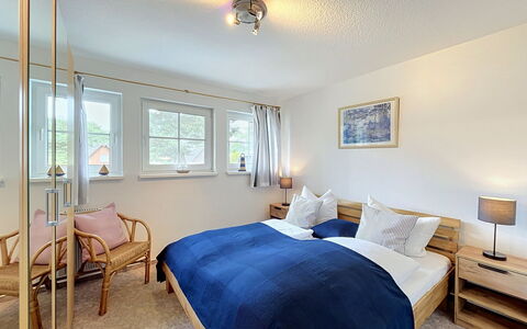 Hohe Kiefern: Furniture, Interior Design, Wood, Bed, Flooring, Bedroom, Floor, Ceiling, Room, Lighting