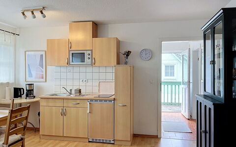 Hohe Kiefern: Furniture, Wood, Flooring, Interior Design, Kitchen, Floor, Room, Countertop, Cabinetry, Major Appliance