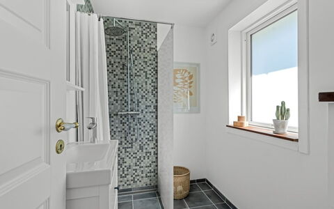 Gertraud - 600M from the Sea: Flooring, Wall, Bathroom, Interior Design, Floor, Plumbing Fixture, Tile, Ceiling, Plumbing, Home