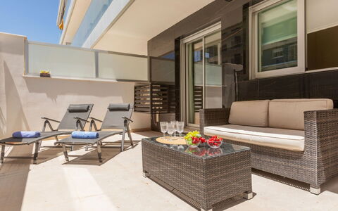 Ciudad Jardin Ii: Family Car, Apartment, Luxury Vehicle, Mid-Size Car, Parking, Sedan, Compact Car, City Car