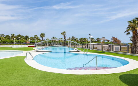 Ciudad Jardin Ii: Family Car, Apartment, Luxury Vehicle, Mid-Size Car, Parking, Sedan, Compact Car, City Car