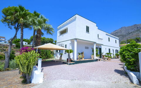 Castillo: Building, Residential Area, House, Home, Estate, Suburb, Villa, Hacienda