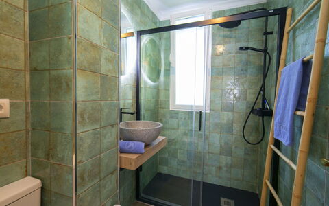 Castillo: Wall, Interior Design, Flooring, Bathroom, Plumbing Fixture, Floor, Bathroom Sink, Lighting, Tap, Mirror