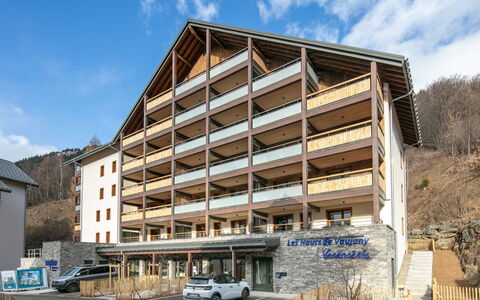 Vaujany 125: Shrub, Garden, Residential Area, Plant Community, Land Lot, Groundcover, Landscaping, Backyard, Yard