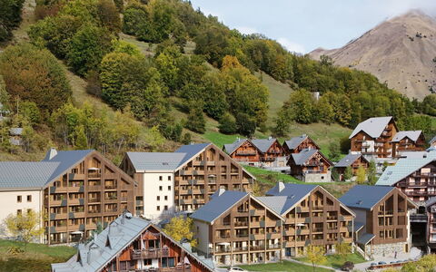 Vaujany 125: Shrub, Garden, Residential Area, Plant Community, Land Lot, Groundcover, Landscaping, Backyard, Yard