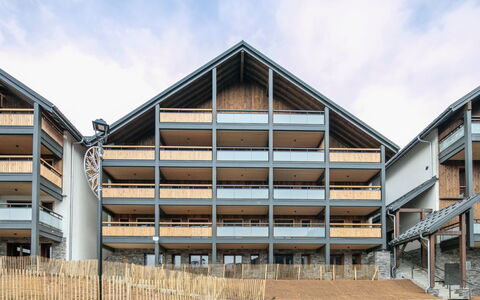Vaujany 125: Shrub, Garden, Residential Area, Plant Community, Land Lot, Groundcover, Landscaping, Backyard, Yard
