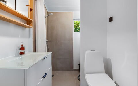 Hejne - 600M from the Sea: Flooring, Plumbing Fixture, Wall, Floor, Interior Design, Bathroom, Sink, Bathroom Cabinet, Bathroom Sink, Tap