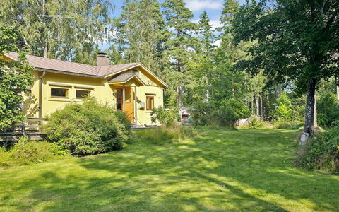 Merenkurkku: Grass, House, Shrub, Home, Cottage, Land Lot, Garden, Rural Area, Lawn