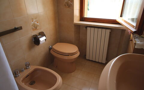 Il Paradiso tra Gli Ulivi: Toilet Seat, Bathroom, Plumbing Fixture, Toilet, Flooring, Floor, Sink, Interior Design, Bathroom Sink, Plumbing
