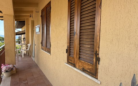 Il Paradiso tra Gli Ulivi: Wood, Wood Stain, Shade, Hardwood, Balcony, Porch, Daylighting, Plank, Lumber