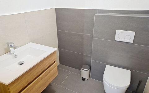Eben: Flooring, Floor, Toilet, Toilet Seat, Plumbing Fixture, Bathroom, Interior Design, Tile, Plumbing, Bathroom Sink