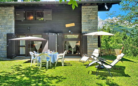 Le Mayen D'Ovronnaz: Home, House, Cottage, Garden, Groundcover, Door, Yard, Backyard, Siding, Lawn