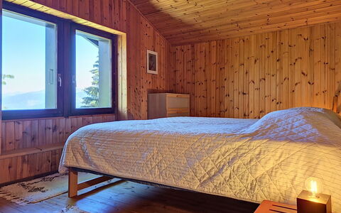 Le Mayen D'Ovronnaz: Wood, Bedroom, Interior Design, Floor, Flooring, Ceiling, Bed, Room, Hardwood, Home