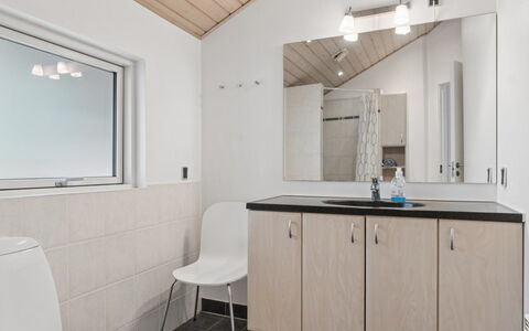 Veljan - 300M from the Sea: Plumbing Fixture, Interior Design, Wall, Bathroom Sink, Flooring, Sink, Bathroom, Bathroom Cabinet, Floor, Tap