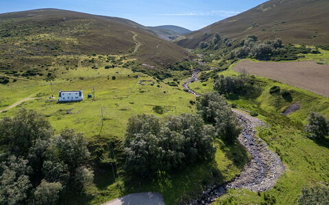Strathnoon: Mountainous Landforms, Natural Landscape, Hill, Highland, Grassland, Landscape, Plant Community, Fell, Terrain, Valley