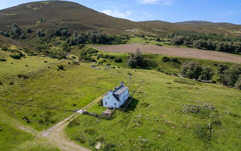 Strathnoon: Grass, Grassland, Highland, Rural Area, Hill, Landscape, Ecoregion, Plain, Land Lot, Pasture