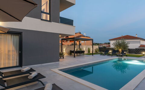 Villa Angelus: Apartment, Condominium, Mixed-Use, Hotel, Balcony