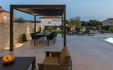 Villa Angelus: Apartment, Condominium, Mixed-Use, Hotel, Balcony