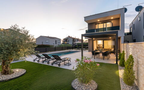 Villa Angelus: Apartment, Condominium, Mixed-Use, Hotel, Balcony