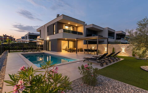 Villa Angelus: Apartment, Condominium, Mixed-Use, Hotel, Balcony
