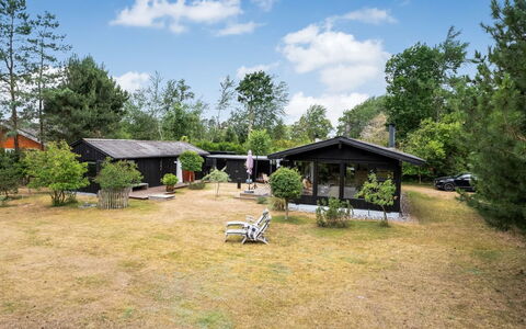 Thorunn - 250M from the Sea: Shrub, House, Home, Roof, Garden, Land Lot, Cottage, Rural Area, Groundcover