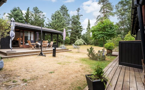 Thorunn - 250M from the Sea: Shrub, Roof, Home, House, Cottage, Land Lot, Garden, Shade, Yard