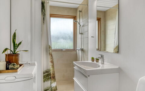 Melita - 300M from the Sea: Plumbing Fixture, Interior Design, Bathroom, Flooring, Sink, Floor, Tap, Bathroom Cabinet, Plumbing, Bathroom Sink
