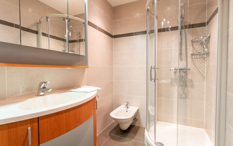Residentie Casa Nova: Bathroom, Plumbing Fixture, Flooring, Interior Design, Floor, Plumbing, Bathroom Sink, Sink, Tap, Toilet