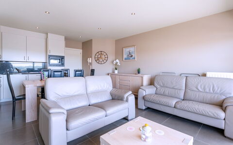 Residentie Casa Nova: Furniture, Interior Design, Flooring, Floor, Wood, Couch, Room, Ceiling, Apartment, Living Room