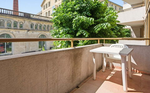 Grasse 654: Apartment, Flooring, Floor, Condominium, Design, Wood Stain, Daylighting, Houseplant, Balcony