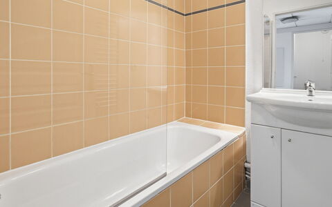 Grasse 654: Flooring, Plumbing Fixture, Bathroom, Floor, Interior Design, Plumbing, Tile, Bathtub, Composite Material, Tap