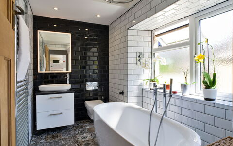 Leetor: Wall, Plumbing Fixture, Bathroom, Interior Design, Flooring, Tap, Sink, Floor, Plumbing, Tile