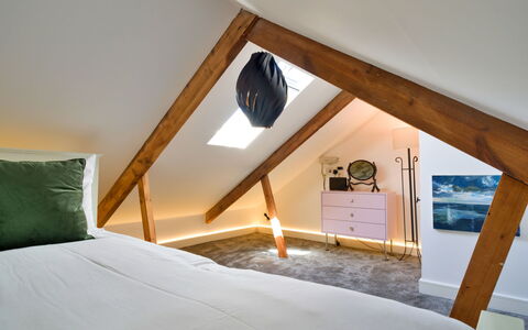 Leetor: Interior Design, Flooring, Floor, Furniture, Wall, Bedroom, Wood, Bed, Ceiling, Room