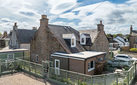 Thistle Cottage: Sky, Building, Window, Roof, House, Home, Facade, Architecture, Residential Area, Cottage