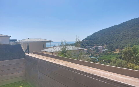 E Follicie: Composite Material, Slope, Hardwood, Concrete, Plank, Wood Stain, Walkway, Balcony, Deck