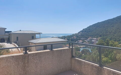 E Follicie: Balcony, Apartment, Daylighting, Handrail