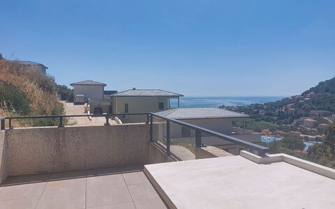 E Follicie: Architecture, Residential Area, Balcony, Apartment, Estate, Daylighting, Handrail, Penthouse Apartment