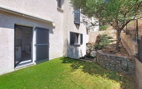 E Follicie: Wall, Residential Area, Home, Garden, Backyard, Yard, Concrete, Estate, Landscaping, Lawn